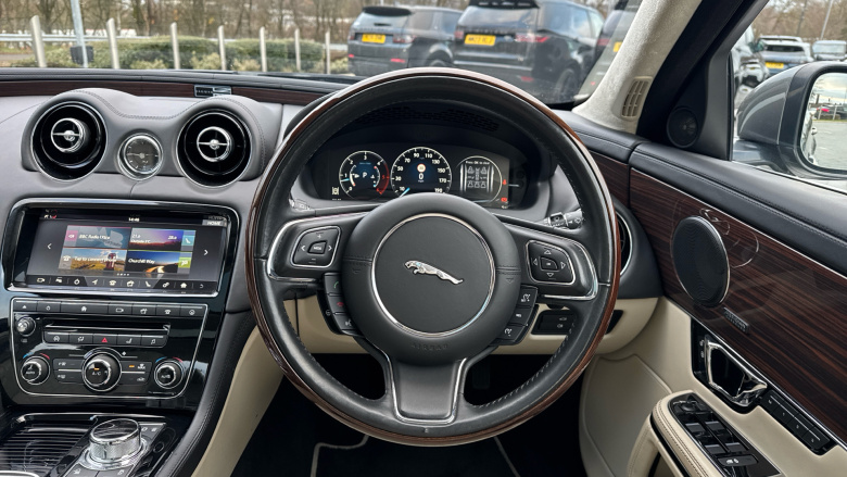 Jaguar XJ 3.0d V6 Portfolio 4dr Auto Diesel Saloon